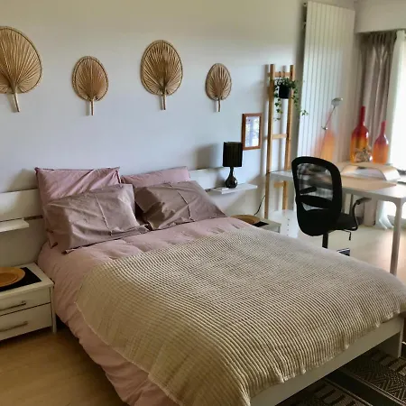 Chez Isa: Private Retreat With Garden Terrace Homestay
