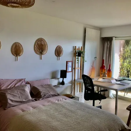 Chez Isa: Private Retreat With Garden Terrace Homestay Ceyrat